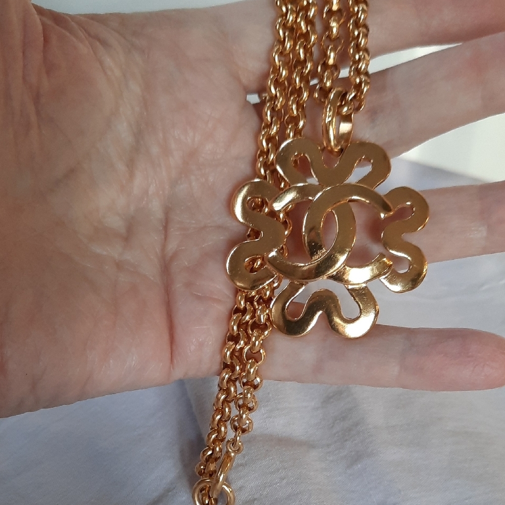 CHANEL Gold Floral Pendant Necklace, AUTHENTICATED!! - Picture 6 of 11